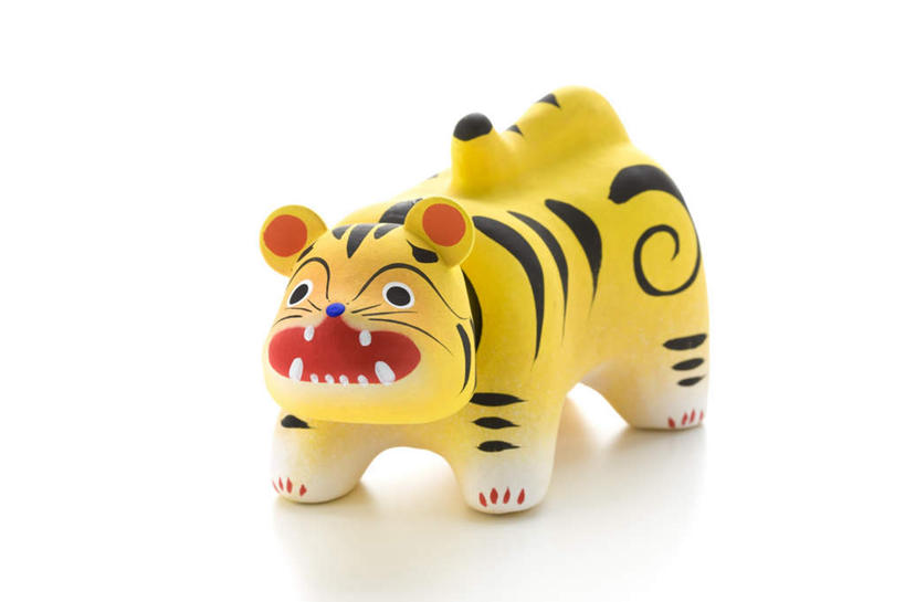 站,横图,室内,特写,白天,白色背景,正面,游戏,玩具,玩,娱乐,黄色,站着,休闲,益智,摄影,影棚,活动,吼叫,发泄,消遣,智力,凶恶,宣泄,老虎,玩耍,嬉戏,站立,半身,彩图,影棚拍摄,拍摄