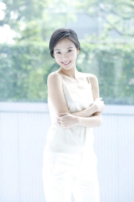 东方人,一个人,站,笑,双手交叉,微笑,露齿笑,竖图,室内,白天,正面,裙子,植物,窗户,亚洲,仅一个年轻女性,仅一个女性,仅一个人,一条,连衣裙,黄种人,玻璃窗,树,树木,绿色,白色,自然,站着,生长,成长,双手抱胸,年轻女性,女人,女性,亚洲人,站立,半身,彩图