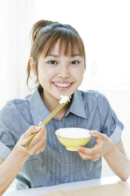 米饭,东方人,一个人,坐,笑,微笑,露齿笑,竖图,室内,白天,正面,餐桌,窗帘,筷子,桌子,餐具,亚洲,仅一个年轻女性,仅一个女性,仅一个人,一双,一张,握,服装,木制,陶瓷,陶瓷制品,饭,拿,拿着,休闲装,黄种人,文化,传统,衣服,黄色,蓝色,白色,木制品,碗,休闲,休闲服,握着,服饰,餐台,礼节,五谷,礼仪,盘头,年轻女性,女人,女性,亚洲人,进餐用具,坐着,半身,彩图