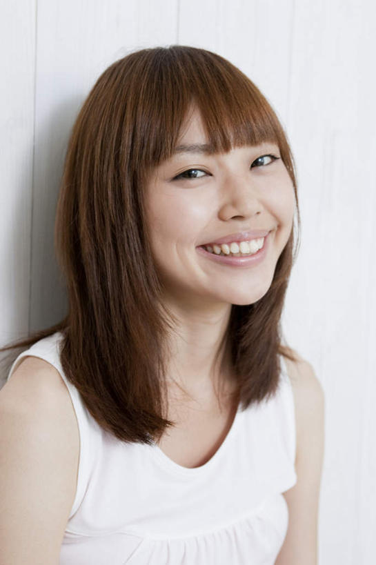 东方人,一个人,站,笑,微笑,露齿笑,竖图,室内,白天,白色背景,正面,亚洲,仅一个年轻女性,仅一个女性,仅一个人,背心,注视,黄种人,白色,观察,看,靠,靠着,倚靠,站着,摄影,影棚,观看,察看,倚着,关注,年轻女性,女人,女性,亚洲人,站立,半身,彩图,影棚拍摄,拍摄