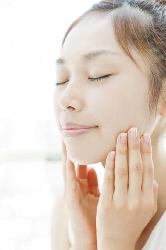 东方人,脸,头,脸颊,一个人,站,闭眼,笑,摸,微笑,竖图,室内,特写,白天,正面,亚洲,仅一个年轻女性,仅一个女性,仅一个人,抚摸,朦胧,模糊,黄种人,站着,年轻女性,女人,女性,亚洲人,头部,脸部,脸蛋,面部,闭眼睛,闭着眼,闭着眼睛,触摸,接触,站立,半身,彩图