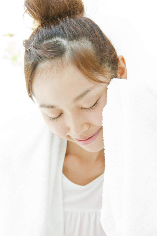 东方人,脸,头,脸颊,一个人,站,闭眼,竖图,室内,白天,正面,亚洲,仅一个年轻女性,仅一个女性,仅一个人,朦胧,模糊,黄种人,低头,站着,年轻女性,女人,女性,亚洲人,头部,脸部,脸蛋,面部,闭眼睛,闭着眼,闭着眼睛,站立,半身,彩图