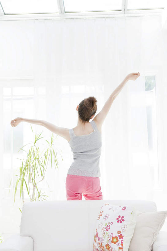 东方人,一个人,客厅,举,伸展双臂,竖图,室内,白天,植物,靠垫,沙发,亚洲,仅一个年轻女性,仅一个女性,仅一个人,伸展,朦胧,模糊,盆栽,靠枕,盆景,黄种人,伸懒腰,背面,绿色,自然,垫子,枕头,托,放松,生长,成长,起居室,惬意,布艺沙发,懒腰,年轻女性,女人,女性,亚洲人,敞开双臂,举起,举手,举着,伸开双臂,向上举,向上伸,向上托,展开双肩,张开手臂,张开双臂,半身,彩图,慵懒