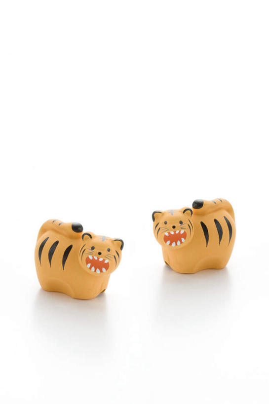 无人,笑,微笑,露齿笑,竖图,俯视,室内,白天,白色背景,游戏,虎,玩具,朦胧,模糊,玩,娱乐,两个,休闲,益智,摄影,影棚,活动,发泄,消遣,智力,宣泄,老虎,玩耍,嬉戏,彩图,高角度拍摄,影棚拍摄,拍摄,拟人