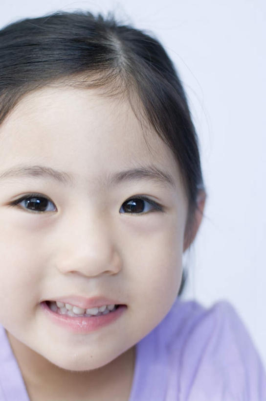 东方人,儿童,脸,头,脸颊,一个人,站,笑,微笑,露齿笑,竖图,室内,特写,白天,白色背景,正面,纯洁,亚洲,仅一个女性,仅一个人,注视,黄种人,小孩,观察,看,站着,仅一个小孩,可爱,童年,童趣,摄影,影棚,观看,察看,关注,童真,烂漫,无邪,天真,女孩,女人,女性,亚洲人,孩子,头部,脸部,脸蛋,面部,站立,半身,彩图,影棚拍摄,拍摄,女生