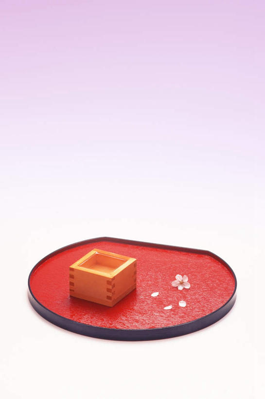 无人,竖图,俯视,室内,特写,白天,餐桌,桌子,樱花,静物,杯子,托盘,盛开,木制,花蕾,花,花瓣,花朵,鲜花,一朵,一个,白色,木制品,花苞,花蕊,摄影,影棚,单个,餐台,清酒杯,仙樱花,福岛樱,青肤樱,荆桃,彩图,高角度拍摄,影棚拍摄,拍摄