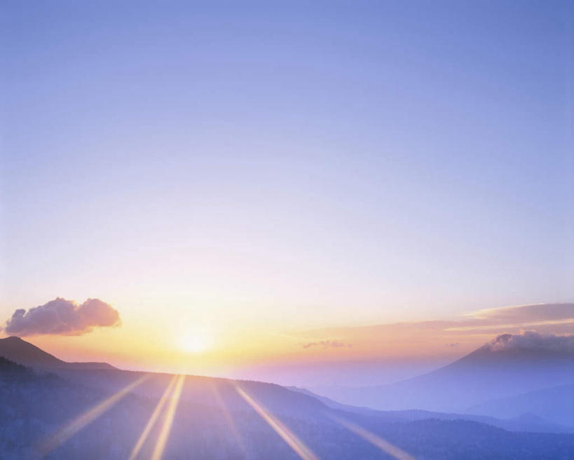 无人,横图,全景,室外,白天,正面,旅游,度假,日出,美景,山,山脉,太阳,天际线,日本,亚洲,朦胧,模糊,地平线,景观,山峰,云,云朵,辽阔,地面,朝霞,晨曦,黎明,山峦,云彩,娱乐,蓝色,白云,蓝天,天空,阳光,自然,群山,天,享受,休闲,景色,放松,晴朗,一望无际,自然风光,延伸,东亚,本州,本州岛,日本国,天地相交,岩手,岩手县,东北地方,八幡平,朝阳,晴空,彩图,破晓