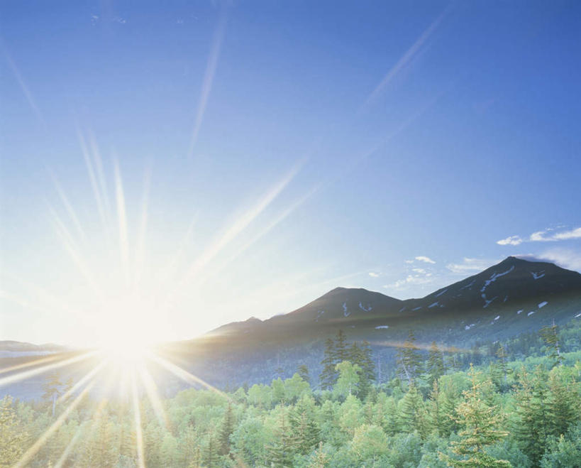 无人,横图,全景,室外,白天,正面,旅游,度假,日出,美景,森林,山,山脉,树林,太阳,天际线,植物,北海道,日本,亚洲,朦胧,模糊,地平线,景观,山峰,云,云朵,辽阔,地面,朝霞,晨曦,黎明,山峦,云彩,娱乐,树,树木,蓝色,绿色,白云,蓝天,天空,阳光,自然,群山,天,享受,休闲,景色,放松,生长,晴朗,成长,一望无际,自然风光,延伸,东亚,日本国,天地相交,北海道地方,北海道岛,美瑛町,美瑛,朝阳,晴空,彩图,破晓,大雪山