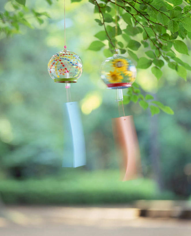 无人,竖图,室外,特写,白天,正面,幸福,运气,草地,草坪,树林,植物,静物,风铃,一排,吊挂,悬挂,朦胧,模糊,整齐,草,树,树木,排列,两个,绿色,自然,祈祷,祈福,警示,许愿,生长,成长,祈求,吉祥,平和,队列,问候,警惕,思念,想念,玉振,幸运,占风铎,彩图