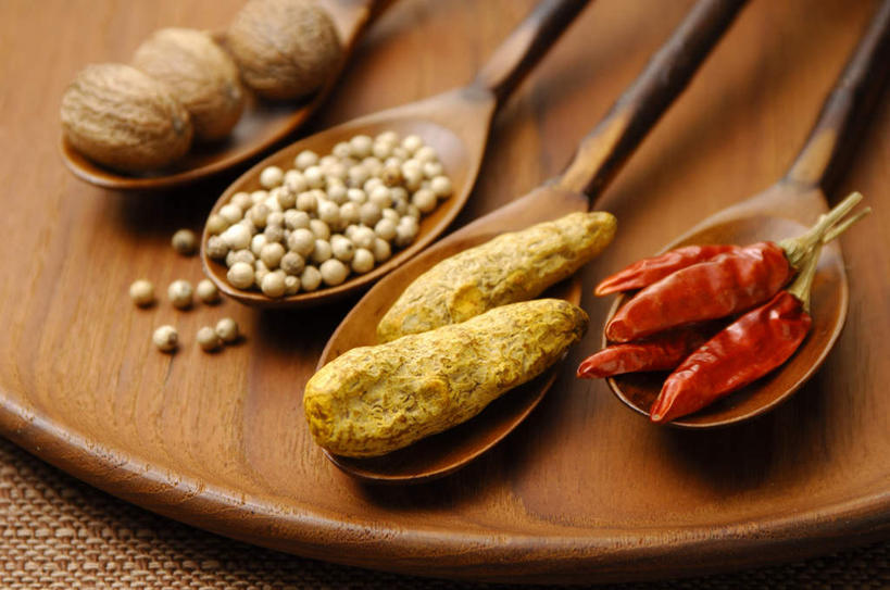 无人,横图,俯视,室内,特写,白天,餐桌,桌子,辣椒,蔬菜,静物,一排,许多,朦胧,模糊,新鲜,整齐,木制,勺子,核桃,莲子,调味,香料,佐料,食品,坚果,果实,食物,排列,木制品,调羹,汤匙,干果,四个,有机食品,绿色食品,餐台,配料,队列,胡桃,辣角,红海椒,大椒,辣虎,广椒,作料,莲米,莲肉,莲实,羌桃,辣子,红辣椒,海椒,番椒,彩图,高角度拍摄