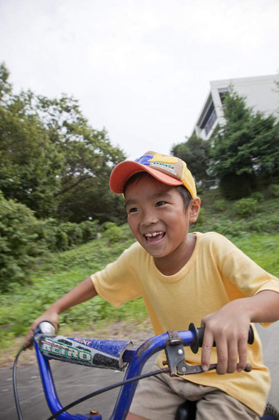 东方人,儿童,一个人,笑,微笑,露齿笑,竖图,室外,白天,正面,纯洁,草地,草坪,树林,植物,自行车,亚洲,仅一个男性,仅一个人,握,朦胧,模糊,拿,拿着,黄种人,车,脚踏车,草,树,树木,小孩,骑,蓝色,绿色,蓝天,天空,自然,交通工具,天,仅一个小孩,可爱,童年,童趣,握着,生长,晴朗,成长,载具,童真,烂漫,无邪,万里无云,天真,男孩,男人,男性,亚洲人,孩子,晴空,晴空万里,半身,彩图,男生