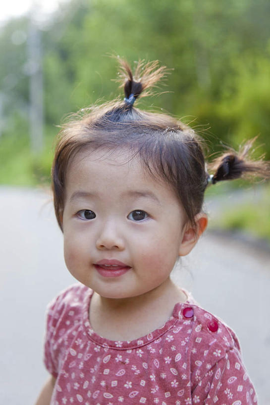 东方人,儿童,脸,头,脸颊,一个人,站,笑,微笑,露齿笑,竖图,室外,特写,白天,正面,纯洁,草地,草坪,植物,道路,路,公路,亚洲,仅一个女性,仅一个人,朦胧,模糊,交通,黄种人,草,小孩,绿色,站着,仅一个小孩,可爱,童年,童趣,童真,烂漫,无邪,天真,女孩,女人,女性,亚洲人,孩子,头部,脸部,脸蛋,面部,马路,站立,半身,彩图,女生