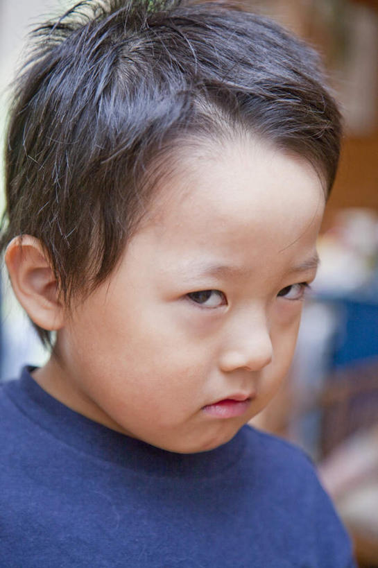 东方人,儿童,脸,头,脸颊,一个人,站,竖图,室外,特写,白天,正面,纯洁,亚洲,仅一个男性,仅一个人,朦胧,模糊,注视,黄种人,小孩,观察,看,站着,仅一个小孩,可爱,童年,童趣,斜视,观看,察看,鄙视,关注,童真,烂漫,无邪,藐视,讽刺,蔑视,嘲笑,天真,男孩,男人,男性,亚洲人,孩子,头部,脸部,脸蛋,面部,站立,半身,彩图,男生
