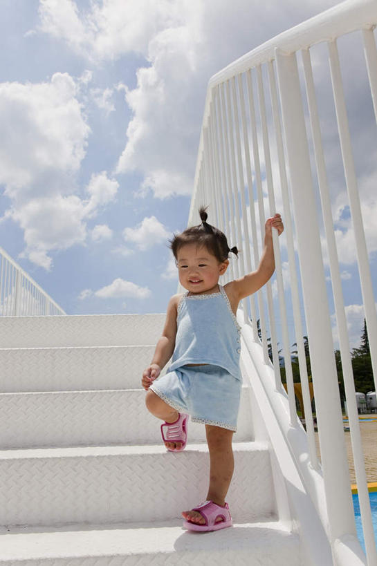 东方人,儿童,一个人,栏杆,站,走,笑,微笑,露齿笑,竖图,室外,白天,仰视,纯洁,植物,楼梯,亚洲,仅一个女性,仅一个人,朦胧,模糊,扶手,阶梯,云,云朵,云彩,黄种人,护栏,台阶,树,树木,小孩,蓝色,绿色,白云,蓝天,天空,自然,天,站着,仅一个小孩,可爱,童年,童趣,生长,晴朗,成长,童真,烂漫,无邪,天真,女孩,女人,女性,亚洲人,孩子,晴空,步行,散步,站立,走路,彩图,低角度拍摄,全身,女生