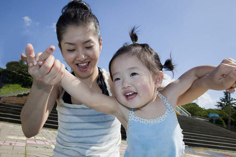 东方人,儿童,两个人,家庭,母亲,女儿,坐,伸展双臂,笑,微笑,露齿笑,横图,室外,白天,正面,纯洁,草地,草坪,树林,植物,亚洲,握,阴影,朦胧,模糊,光线,影子,云,云朵,拿,云彩,拿着,黄种人,草,树,树木,小孩,蓝色,绿色,白云,蓝天,天空,阳光,自然,天,温暖,温馨,母女,一家人,可爱,母爱,童年,童趣,握着,生长,晴朗,成长,和睦,童真,烂漫,无邪,天真,年轻女性,女孩,女人,女性,亚洲人,孩子,年轻人,晴空,敞开双臂,伸开双臂,展开双肩,张开手臂,张开双臂,坐着,半身,彩图,融洽,女生