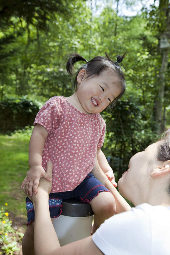 东方人,儿童,老年人,两个人,家庭,祖母,站,举,笑,微笑,露齿笑,竖图,室外,白天,仰视,纯洁,树林,植物,亚洲,朦胧,模糊,黄种人,树,树木,小孩,绿色,自然,托,站着,温暖,温馨,一家人,可爱,童年,童趣,生长,奶奶,成长,祖孙,和睦,童真,烂漫,无邪,外婆,外孙女,外祖母,天真,老年女性,女孩,女人,女性,亚洲人,孩子,孙女,举起,举手,举着,向上举,向上伸,向上托,站立,半身,彩图,低角度拍摄,融洽,女生