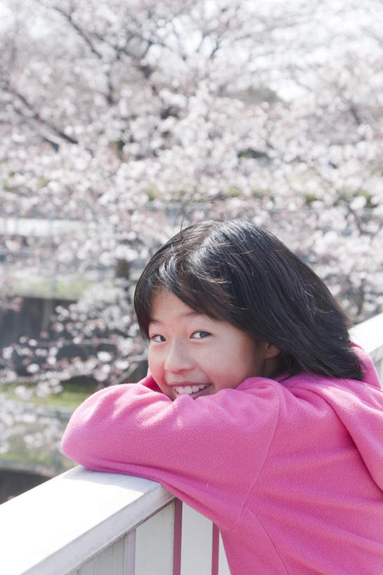 东方人,儿童,一个人,栏杆,笑,微笑,露齿笑,竖图,室外,白天,侧面,纯洁,樱花,亚洲,仅一个女性,仅一个人,阴影,朦胧,模糊,盛开,光线,影子,围栏,花蕾,扭头,黄种人,护栏,花,花瓣,花朵,鲜花,小孩,阳光,花苞,花蕊,趴着,转头,仅一个小孩,可爱,童年,童趣,童真,烂漫,无邪,仙樱花,福岛樱,青肤樱,天真,女孩,女人,女性,亚洲人,孩子,荆桃,趴,半身,彩图,女生