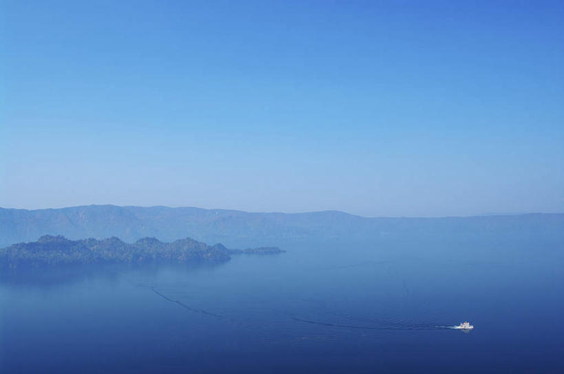 无人,公园,横图,全景,室外,白天,正面,旅游,湖,湖泊,美景,水,天际线,秋田县,日本,亚洲,朦胧,模糊,地平线,湖面,景观,水流,水面,辽阔,地面,蓝色,蓝天,天空,自然,湖水,天,景色,晴朗,一望无际,自然风光,延伸,东亚,本州,万里无云,本州岛,日本国,秋田,天地相交,岩手,岩手县,青森,青森县,东北地方,十和田八幡平国立公园,晴空,晴空万里,彩图,游览