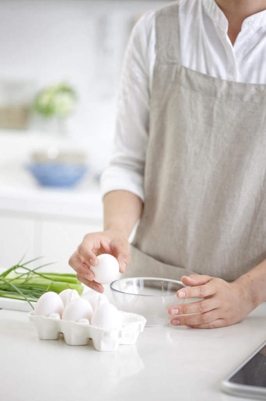 东方人,头发,一个人,站,捧,摸,竖图,室内,白天,正面,厨房,柜子,亚洲,仅一个年轻女性,仅一个女性,仅一个人,一排,许多,抚摸,握,阴影,服装,环保,整齐,光线,蛋格,围裙,影子,蛋,鸡蛋,灶头,拿,拿着,休闲装,黄种人,排列,衣服,白色,黑色,灰色,阳光,橱柜,站着,休闲,休闲服,握着,服饰,回收,资源,队列,利用,低碳,鸡蛋盒,循环,鸡蛋格,蛋托,蛋盒,卵,年轻女性,女人,女性,亚洲人,触摸,端,端着,接触,捧着,手捧,站立,半身,彩图,灶间