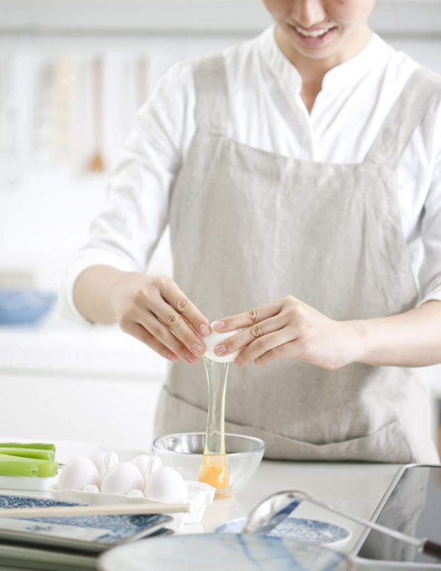 东方人,头发,一个人,竖图,室内,白天,正面,厨房,柜子,亚洲,仅一个年轻女性,仅一个女性,仅一个人,阴影,服装,光线,围裙,影子,灶头,休闲装,黄种人,衣服,白色,黑色,灰色,阳光,橱柜,休闲,休闲服,服饰,年轻女性,女人,女性,亚洲人,半身,彩图,灶间