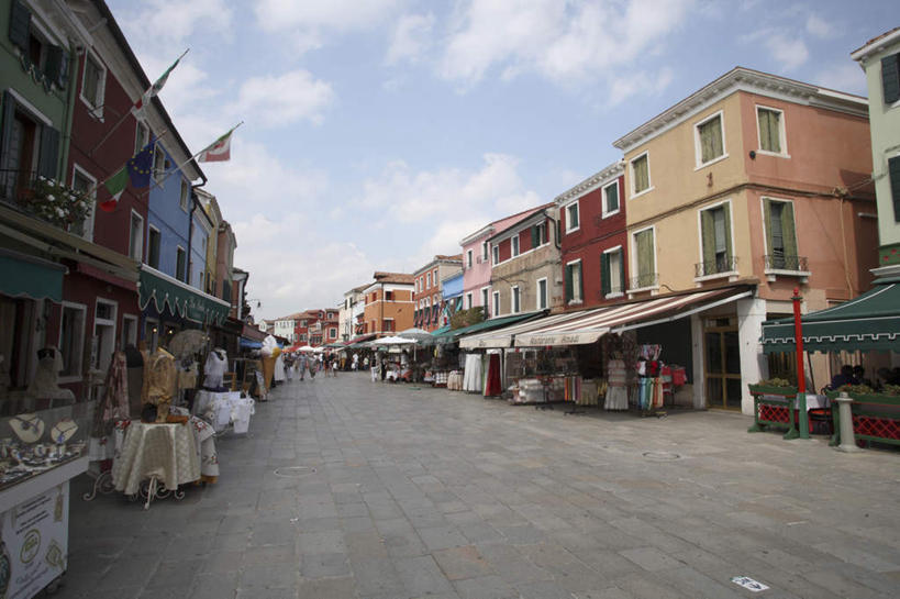 家,商店,坐,走,横图,室外,白天,仰视,购物,消费,超市,道路,路,公路,旗帜,意大利,欧洲,威尼斯,游客,房屋,屋子,云,云朵,交通,许多人,云彩,旗子,楼房,旅客,住宅,蓝色,白云,蓝天,天空,天,一群人,金融,百货,便利店,晴朗,南欧,选购,贸易,意大利共和国,血拼,零售店,旌旗,旗号,布拉诺岛,晴空,马路,步行,散步,走路,坐着,彩图,低角度拍摄,全身,房子,店铺,杂货店,杂货铺