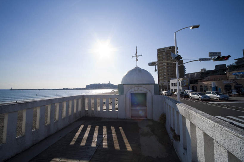 无人,栏杆,横图,室外,白天,正面,旅游,度假,海浪,海洋,美景,路灯,汽车,照明,神奈川,日本,亚洲,阴影,光线,影子,景观,浪花,围栏,灯光,神奈川县,娱乐,护栏,车,灯,蓝色,蓝天,天空,阳光,自然,海水,交通工具,轿车,天,享受,休闲,景色,放松,晴朗,照亮,照明设备,自然风光,载具,海景,东亚,本州,万里无云,关东地方,本州岛,日本国,江之岛,大海,风浪,海,海水的波动,近岸浪,涌浪,晴空,晴空万里,彩图