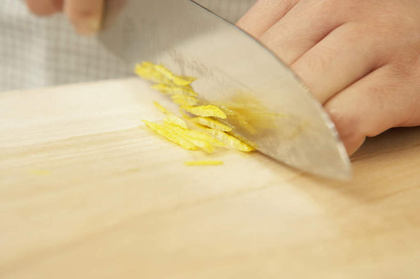 东方人,手,一个人,家庭主妇,站,横图,俯视,室内,特写,白天,柑橘,水果,金属制品,亚洲,双手,仅一个年轻女性,仅一个女性,仅一个人,切开,新鲜,金属,工具,生食,食品,果实,果皮,案板,刀具,拿,拿着,黄种人,砧板,食物,刀,切,站着,手部,有机食品,绿色食品,菜刀,剖面,切面,切菜刀,年轻女性,女人,女性,亚洲人,橘子,桔子,橙子,橙,主妇,站立,半身,彩图,高角度拍摄