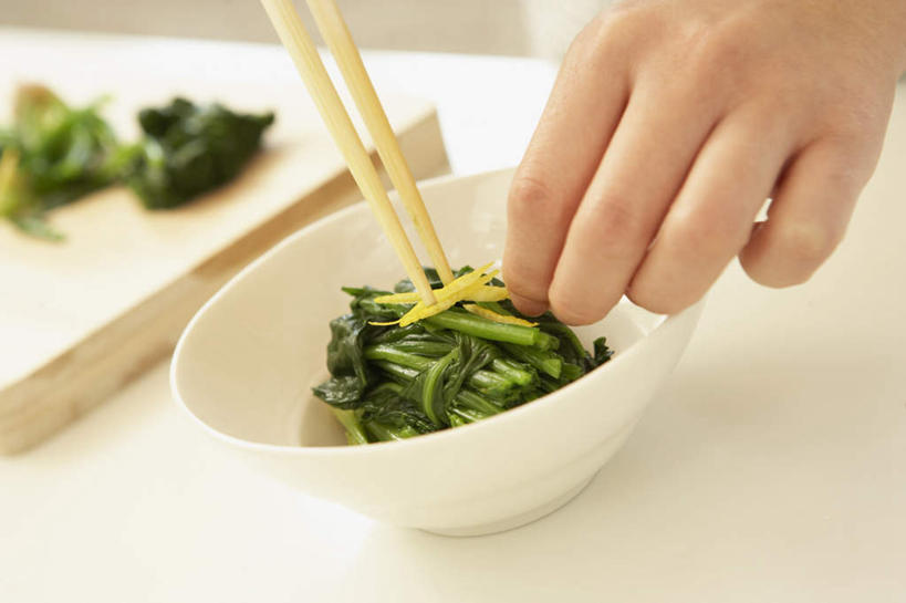 东方人,手,一个人,家庭主妇,站,横图,俯视,室内,特写,白天,筷子,菠菜,蔬菜,餐具,亚洲,双手,仅一个年轻女性,仅一个女性,仅一个人,朦胧,模糊,新鲜,陶瓷,食品,案板,陶瓷制品,拿,拿着,黄种人,文化,传统,砧板,食物,容器,碗,站着,手部,有机食品,绿色食品,储藏,礼节,储存,礼仪,年轻女性,女人,女性,亚洲人,进餐用具,鹦鹉菜,鼠根菜,角菜,红嘴绿鹦哥,赤根菜,菠薐菜,波斯草,主妇,半身,彩图,高角度拍摄,贮存