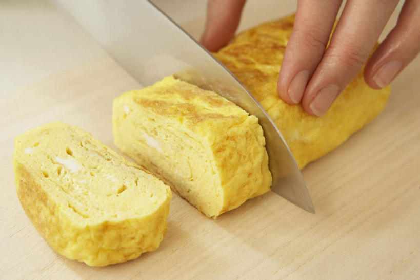 东方人,一个人,家庭主妇,站,横图,俯视,室内,白天,烹饪,餐桌,桌子,金属制品,亚洲,仅一个年轻女性,仅一个女性,仅一个人,切开,金属,工具,日本料理,料理,食品,蛋卷,案板,刀具,半个,拿,拿着,黄种人,菜肴,美食,砧板,食物,刀,日式料理,切,站着,一半,日式,佳肴,餐台,菜刀,剖面,切面,切菜刀,年轻女性,女人,女性,亚洲人,主妇,站立,半身,彩图,高角度拍摄