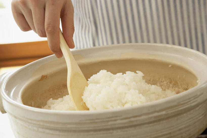 米饭,东方人,一个人,家庭主妇,站,横图,俯视,室内,特写,白天,烹饪,厨具,亚洲,仅一个年轻女性,仅一个女性,仅一个人,电器,饭勺,饭,拿,拿着,黄种人,站着,五谷,家电,家用电器,电饭锅,电饭煲,炊具,烹饪用具,电锅,年轻女性,女人,女性,亚洲人,烹调用具,主妇,烹调,站立,半身,彩图,高角度拍摄,小家电