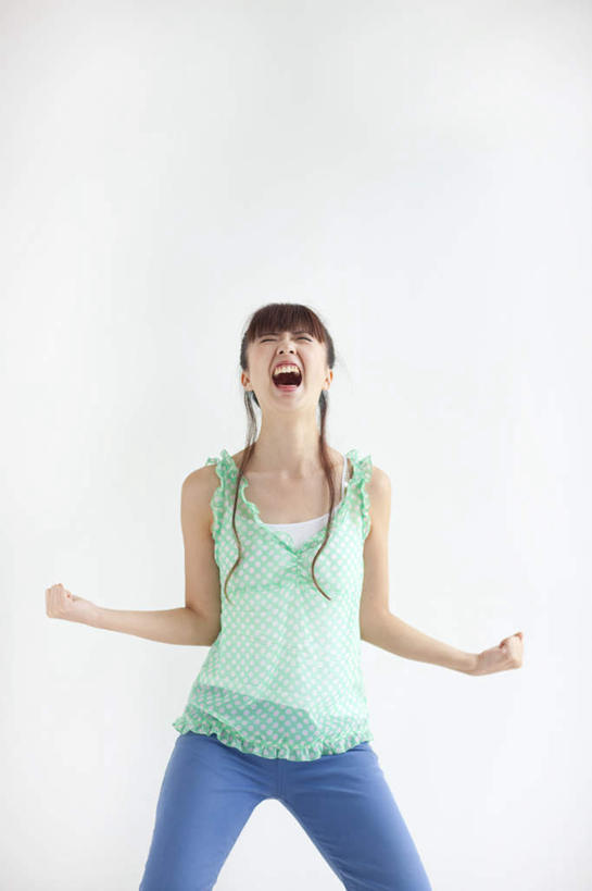 东方人,一个人,站,伸展双臂,笑,微笑,露齿笑,竖图,室内,白天,白色背景,正面,亚洲,仅一个年轻女性,仅一个女性,仅一个人,服装,棕色,大喊,注视,休闲装,黄种人,衣服,观察,看,站着,张嘴,休闲,休闲服,喊,摄影,服饰,影棚,观看,察看,喊叫,关注,张大嘴巴,年轻女性,女人,女性,亚洲人,长发,张开嘴,敞开双臂,伸开双臂,展开双肩,站立,张开手臂,张开双臂,半身,彩图,影棚拍摄,拍摄