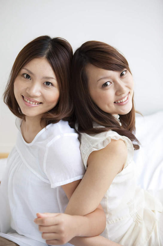 东方人,两个人,伙伴,朋友,站,竖图,室内,白天,白色背景,侧面,友谊,安全,亚洲,勾,挽,服装,依靠,注视,休闲装,黄种人,衣服,黑色,观察,看,倚靠,站着,背靠背,休闲,休闲服,背对背,勾着,摄影,服饰,影棚,观看,察看,关注,挽着,信任,友情,年轻女性,女人,女性,亚洲人,长发,卷发,站立,半身,彩图,影棚拍摄,拍摄