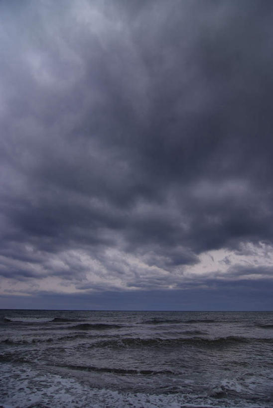 无人,竖图,室外,白天,正面,旅游,度假,海浪,海洋,美景,北海道,日本,亚洲,景观,浪花,水平线,乌云,云,云朵,辽阔,海平线,云彩,娱乐,天空,自然,海水,天,享受,休闲,广阔,旅游胜地,景色,放松,一望无际,灾难,自然风光,海景,东亚,风暴,日本国,北海道地方,北海道岛,无边无际,一马平川,大海,风浪,海,海水的波动,近岸浪,涌浪,彩图,水天相接,水天一线