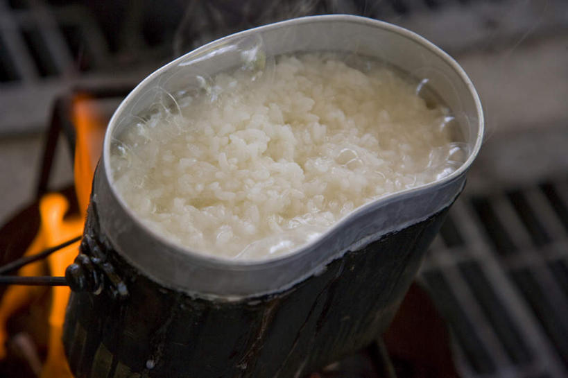 米饭,无人,横图,俯视,室外,白天,火,金属制品,一堆,阴影,堆叠,堆积,光线,金属,饭盒,火炉,火焰,影子,地面,饭,燃烧,一个,白色,阳光,容器,单个,耀眼,储藏,铁盒,堆,明亮,五谷,储存,彩图,高角度拍摄,贮存