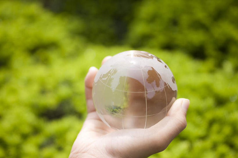 东方人,手,一个人,捧,摸,横图,俯视,室外,特写,白天,草地,草坪,植物,玻璃,亚洲,仅一个男性,仅一个人,抚摸,握,阴影,朦胧,模糊,透明,光线,影子,拿,拿着,黄种人,玻璃制品,草,仅一个年轻男性,一个,绿色,阳光,玻璃球,球体,手部,握着,单个,单手,男人,男性,年轻男性,亚洲人,触摸,端,端着,接触,捧着,手捧,半身,彩图,高角度拍摄