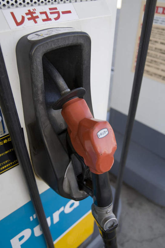 无人,竖图,俯视,室外,白天,旅游,度假,指示牌,一把,阴影,光线,日文,标志,文字,影子,字符,娱乐,标识,黄色,红色,蓝色,阳光,享受,休闲,放松,加油站,加油枪,日语,计量加油枪,输油枪,油枪,彩图,高角度拍摄,油桶