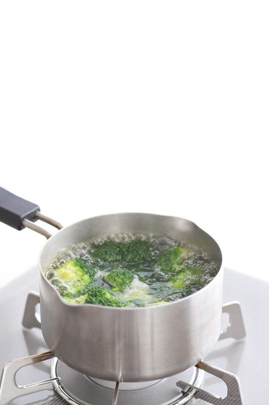 无人,竖图,俯视,室内,特写,白天,白色背景,水,蔬菜,金属制品,一堆,煮,阴影,堆叠,堆积,沸腾,新鲜,光线,金属,锅子,液体,影子,水滴,花菜,花椰菜,西兰花,食品,灶头,食物,一个,绿色,阳光,摄影,有机食品,绿色食品,影棚,单个,堆,彩图,高角度拍摄,影棚拍摄,拍摄