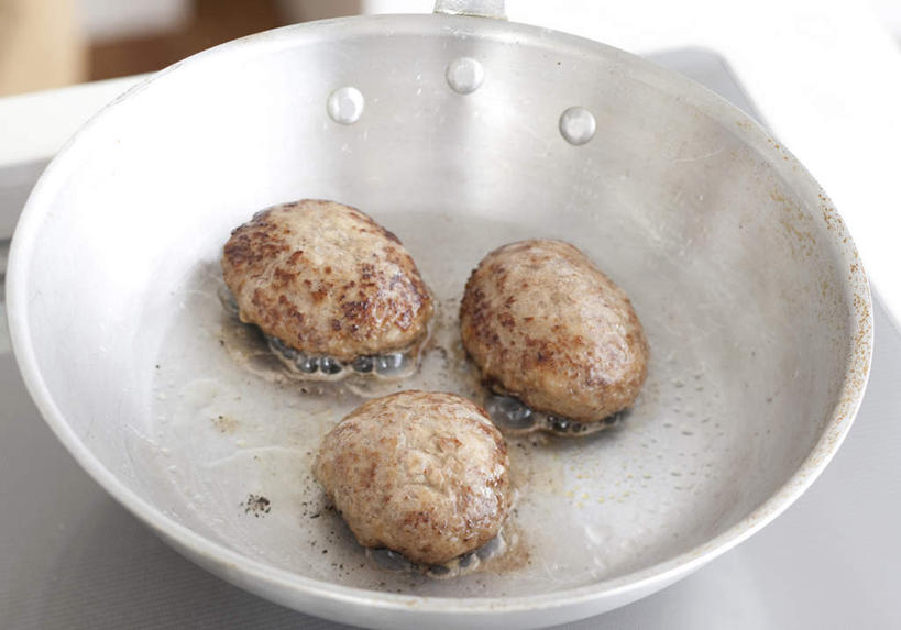 无人,横图,俯视,室内,白天,金属制品,阴影,光线,金属,锅子,液体,影子,肉,油,油炸,灶头,猪肉,肉类,肉丸,三个,一个,阳光,球体,单个,肉食,豚肉,彩图,高角度拍摄