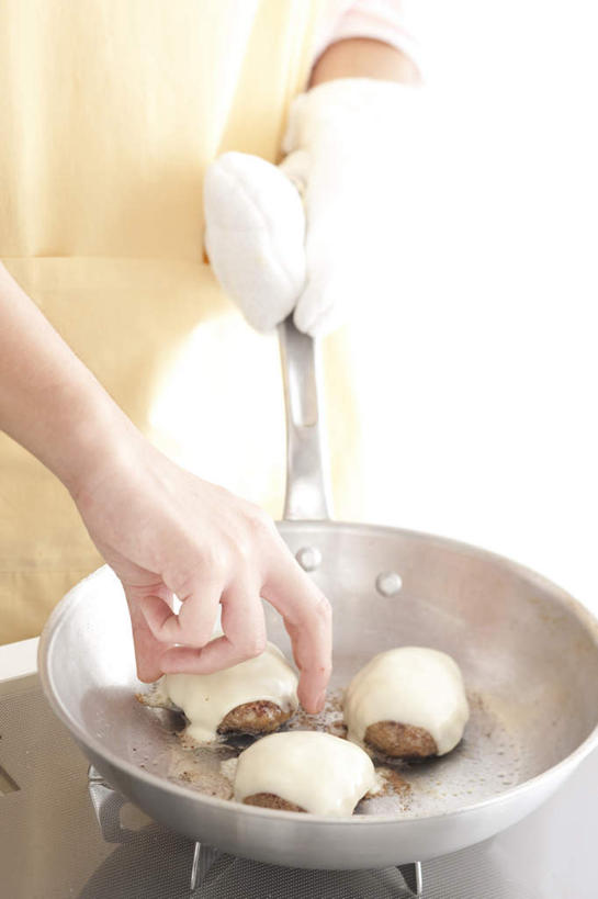 东方人,手,一个人,摸,竖图,俯视,室内,白天,金属制品,亚洲,仅一个年轻女性,仅一个女性,仅一个人,抚摸,握,阴影,光线,金属,锅子,液体,影子,肉,油,油炸,灶头,拿,拿着,黄种人,猪肉,肉类,三个,一个,阳光,球体,手部,握着,单个,肉食,豚肉,年轻女性,女人,女性,亚洲人,触摸,接触,半身,彩图,高角度拍摄