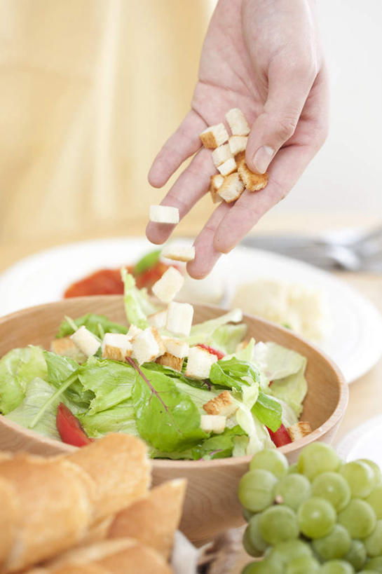 点心,面包,手,摸,竖图,俯视,室内,白天,葡萄,蔬菜,西红柿,餐具,水果,一堆,许多,抚摸,握,堆叠,堆积,新鲜,碟子,盘,生菜,莴苣,生食,食品,面点,果实,提子,拿,拿着,食物,糕点,盘子,碟,手部,握着,有机食品,绿色食品,堆,葡萄之王,春菜,鹅仔菜,莴仔菜,千金菜,叶用莴苣,山葫芦,蒲桃,草龙珠,樱桃番茄,圣女果,番茄,触摸,接触,半身,彩图,高角度拍摄