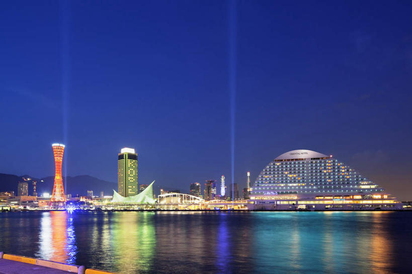 无人,高楼大厦,横图,室外,夜晚,正面,度假,草地,草坪,河流,美景,水,植物,城市风光,标志建筑,城市,大厦,地标,建筑,路灯,摩天大楼,照明,日本,亚洲,一座,阴影,光线,影子,河水,景观,水流,云,云朵,灯光,云彩,娱乐,建设,灯,草,树,树木,蓝色,绿色,白云,蓝天,天空,阳光,自然,瞭望塔,天,享受,休闲,景色,放松,生长,成长,照亮,照明设备,东亚,本州,本州岛,日本国,近畿地方,近畿,兵库,兵库县,神户,神户市,神戸,县厅,神戸市,神户塔,彩图,大楼,高层建筑,高楼,摩天楼