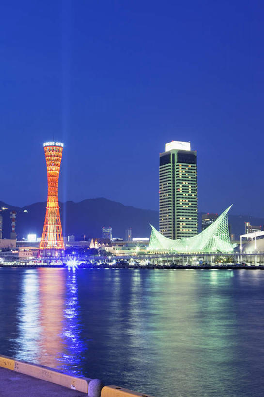 无人,高楼大厦,竖图,室外,夜晚,正面,度假,草地,草坪,河流,美景,水,植物,城市风光,标志建筑,城市,大厦,地标,建筑,路灯,摩天大楼,照明,日本,亚洲,一座,阴影,光线,影子,河水,景观,水流,云,云朵,灯光,云彩,娱乐,建设,灯,草,树,树木,蓝色,绿色,白云,蓝天,天空,阳光,自然,瞭望塔,天,享受,休闲,景色,放松,生长,成长,照亮,照明设备,东亚,本州,本州岛,日本国,近畿地方,近畿,兵库,兵库县,神户,神户市,神戸,县厅,神戸市,神户塔,彩图,大楼,高层建筑,高楼,摩天楼