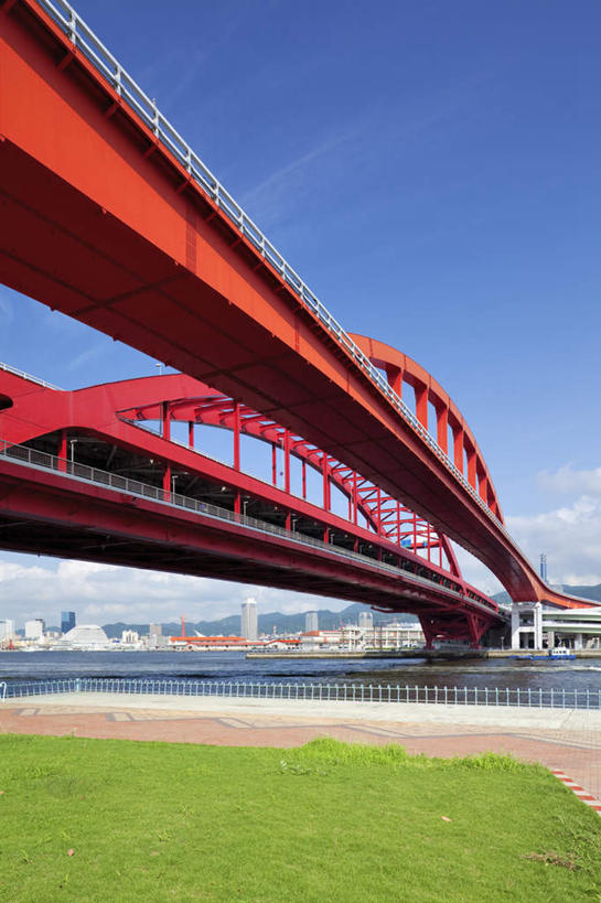 无人,高楼大厦,竖图,室外,白天,仰视,度假,草地,草坪,河流,美景,水,植物,城市风光,城市,大桥,大厦,道路,建筑,立交桥,路,摩天大楼,桥梁,日本,亚洲,阴影,光线,影子,河水,景观,水流,云,云朵,高架,小路,斜拉桥,桥,交通,云彩,娱乐,草,红色,蓝色,绿色,白云,蓝天,天空,阳光,天,享受,休闲,景色,放松,乡间小路,东亚,本州,本州岛,日本国,近畿地方,近畿,兵库,兵库县,神户,神户市,神戸,县厅,神戸市,神户大桥,彩图,低角度拍摄,大楼,高层建筑,高楼,摩天楼