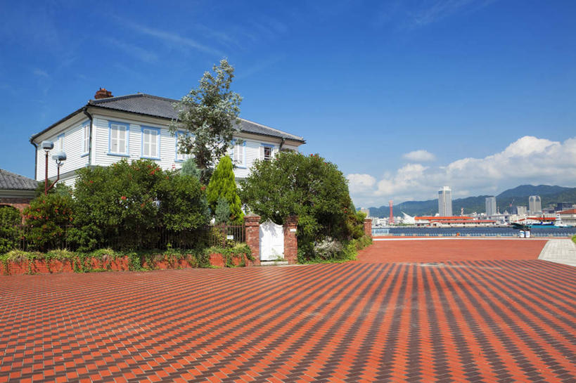 无人,家,横图,室外,白天,正面,旅游,度假,草地,草坪,河流,美景,山,山脉,水,植物,日本,亚洲,一排,阴影,条纹,整齐,光线,瓷砖,地砖,影子,房屋,屋子,河水,景观,山峰,水流,云,云朵,地面,山峦,云彩,娱乐,楼房,住宅,草,树,树木,排列,蓝色,绿色,黑色,白云,蓝天,天空,阳光,自然,群山,天,享受,休闲,景色,放松,生长,成长,队列,自然风光,东亚,本州,本州岛,日本国,近畿地方,近畿,兵库,兵库县,彩图,房子