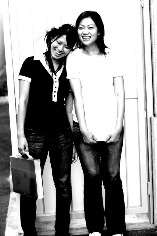 东方人,头发,两个人,伙伴,朋友,站,笑,微笑,露齿笑,竖图,黑白,室外,白天,正面,友谊,亚洲,服装,包,皮包,墙,拎,注视,休闲装,黄种人,墙壁,墙面,一个,衣服,白色,黑色,观察,看,靠,靠着,倚靠,站着,休闲,休闲服,服饰,单个,观看,单肩包,察看,倚着,关注,单手抄兜,单手放兜,友情,年轻女性,女人,女性,亚洲人,长发,插兜,手插兜,手放口袋,站立,半身,拎着,手抄兜