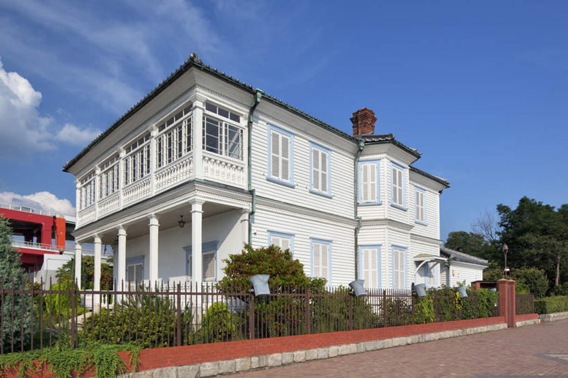 无人,家,栏杆,横图,室外,白天,仰视,旅游,度假,草地,草坪,美景,植物,日本,亚洲,阴影,光线,瓷砖,地砖,影子,房屋,屋子,景观,云,云朵,围栏,地面,云彩,娱乐,护栏,楼房,住宅,草,树,树木,蓝色,绿色,白云,蓝天,天空,阳光,自然,天,享受,休闲,景色,放松,生长,成长,自然风光,东亚,本州,本州岛,日本国,近畿地方,近畿,兵库,兵库县,彩图,低角度拍摄,房子