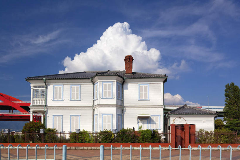 无人,家,栏杆,横图,室外,白天,正面,旅游,度假,草地,草坪,美景,植物,日本,亚洲,阴影,光线,影子,房屋,墙,屋子,景观,云,云朵,围栏,云彩,娱乐,护栏,楼房,墙壁,墙面,住宅,草,树,树木,蓝色,绿色,白云,蓝天,天空,阳光,自然,天,享受,休闲,景色,放松,生长,成长,自然风光,东亚,本州,本州岛,日本国,近畿地方,近畿,兵库,兵库县,彩图,房子