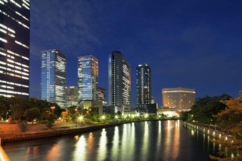 无人,高楼大厦,栏杆,横图,室外,夜晚,正面,度假,草地,草坪,河流,美景,水,植物,窗户,城市风光,城市,大桥,大厦,建筑,立交桥,路灯,摩天大楼,桥梁,照明,日本,亚洲,一排,许多,整齐,河水,景观,水流,高架,围栏,斜拉桥,桥,灯光,娱乐,护栏,玻璃窗,灯,草,树,树木,排列,蓝色,绿色,天空,自然,天,享受,休闲,景色,放松,大阪,生长,成长,照亮,照明设备,队列,东亚,本州,大阪府,本州岛,日本国,近畿地方,近畿,彩图,大楼,高层建筑,高楼,摩天楼