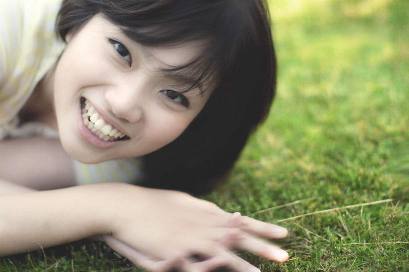 东方人,头发,一个人,笑,摸,微笑,露齿笑,横图,俯视,室外,特写,白天,旅游,度假,草地,草坪,植物,亚洲,仅一个年轻女性,仅一个女性,仅一个人,抚摸,阴影,服装,朦胧,模糊,光线,影子,扭头,注视,休闲装,黄种人,娱乐,草,衣服,绿色,黑色,阳光,观察,看,趴着,转头,享受,休闲,休闲服,放松,服饰,观看,察看,关注,年轻女性,女人,女性,亚洲人,长发,触摸,接触,趴,抬头,仰头,半身,彩图,高角度拍摄
