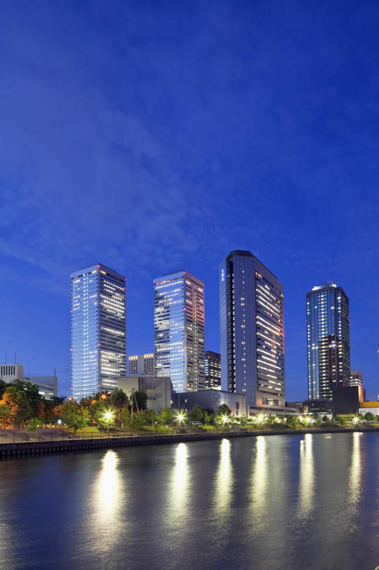 无人,高楼大厦,竖图,室外,夜晚,正面,度假,草地,草坪,河流,美景,水,天际线,植物,窗户,城市风光,城市,大桥,大厦,建筑,立交桥,路灯,摩天大楼,桥梁,照明,日本,亚洲,一排,许多,整齐,河水,景观,水流,高架,斜拉桥,桥,灯光,娱乐,玻璃窗,灯,草,树,树木,排列,蓝色,绿色,天空,自然,天,享受,休闲,景色,放松,大阪,生长,成长,照亮,照明设备,队列,东亚,本州,大阪府,本州岛,日本国,近畿地方,近畿,彩图,大楼,高层建筑,高楼,摩天楼